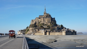 <p>Shen Yun International Company nav&scaron;t&iacute;vila nejobl&iacute;beněj&scaron;&iacute; turistick&eacute; m&iacute;sto ve Francii, Mont Saint-Michel, opatstv&iacute;, jehož historie sah&aacute; až do 8. stolet&iacute;. (Fotila tanečnice Kaxin Li)</p><p>Tanečnice Jaling a Madeline Lobjois společně p&oacute;zuj&iacute; u nejvy&scaron;&scaron;&iacute;ho bodu ostrova se zvonic&iacute; opatstv&iacute; v pozad&iacute;. (Fotila Kexin Li)</p><p>Tanečn&iacute;k Joe Chang je zachycen při pohledu z balk&oacute;nu. (Fotil tanečn&iacute;k Andrew Fung)</p><p>Tanečnice ze Shen Yun International Company před Mont Saint-Michel. (Fotila perkusionistka Annie Li)</p><p>Mont Saint-Michel je tak&eacute; naz&yacute;van&yacute; jako &bdquo;Pyramida moř&iacute;&ldquo; jehož stavba se vyv&iacute;jela po stalet&iacute;, přičemž vět&scaron;inu současn&eacute; podoby převzal v 17. stolet&iacute;. (Fotil tanečn&iacute;k Nick Zhao)</p><p>Při př&iacute;livu je Mont Saint-Michel ostrovem. Při odlivu je obklopen p&iacute;skem, kter&yacute;m můžete přej&iacute;t na druhou stranu. (Fotila Kexin Li)</p><p>Tanečn&iacute;k Scott Xu a jeho v&yacute;kop až ke slunci. (Fotil Nick Zhao)</p><p>Fotka velkolep&eacute;ho schodi&scaron;tě pař&iacute;žsk&eacute;ho pal&aacute;ce Garnier. (Fotila hr&aacute;čka na erhu Linda Wang)</p><p>Au revoir, Francie! Později se vr&aacute;t&iacute;me na představen&iacute; do Nice, Aix-En-Provence a Pař&iacute;že.</p><p>Barevn&eacute; bannery z předchoz&iacute;ch sez&oacute;n v&iacute;taj&iacute; Shen Yun New York Company na jeden&aacute;ct vystoupen&iacute;, kter&aacute; poběž&iacute; v California Center for the Arts v Escondidu.</p><p>Jedna ze star&scaron;&iacute;ch fotek leto&scaron;n&iacute;ho turn&eacute;. Tanečn&iacute;k Cai Chengting se protahuje v Hippodrome Theatre v Baltimoru, Maryland. (Fotil tanečn&iacute;k Sam Pu)</p><p>Př&iacute;li&scaron; studen&aacute; na koup&aacute;n&iacute;! Ale st&aacute;le můžeme narazit na pl&aacute;žov&yacute; tanečn&iacute; styl. Shen Yun Global Company si vychutn&aacute;v&aacute; brzk&yacute; rann&iacute; v&yacute;chod slunce ve Virginia Beach. (Fotila konferenci&eacute;rka Victoria Zhou)</p><p>Mezit&iacute;m tanečnice Zoe Jin soutěž&iacute; s v&yacute;&scaron;kou palmov&yacute;ch stromů před Mahaffey Theatre, v St. Petersburgu na Floridě. (Fotila Kaitlyn Chen)</p><p>Tanečnice Fadu Chen se rozehř&iacute;v&aacute; v&iacute;ce než jedn&iacute;m způsobem d&iacute;ky slunečn&iacute;m paprskům na Floridě. (Fotila Kaitlyn Chen)</p><p>Dokud m&aacute;te slunečn&iacute; br&yacute;le, m&aacute;te i skvěl&yacute; den pro cvičen&iacute; na floridsk&eacute; pl&aacute;ži. (Fotila tanečnice Rebecca Jiang)</p><p>Tanečnice Emily Pan a jej&iacute; přemet vpřed (qianting). (Fotila tanečnice Zoe Jin)</p><p>Č&iacute;m v&iacute;ce t&iacute;m l&eacute;pe! Tanečnice Emily Pan, Jiayuan Yang a Zoe Jin (zleva doprava) si společně vychutn&aacute;vaj&iacute; pl&aacute;ž. (Fotila Kaitlyn Chen)</p><p>Tanečnice Jiayuan Yang se d&iacute;v&aacute; na moře. (Fotila Rebecca Jiang)</p><p>Na druh&eacute; straně světa přij&iacute;žd&iacute; Shen Yun poprv&eacute; do Essenu v Německu! M&aacute;me pocit, že jsme v&iacute;t&aacute;ni &ndash; v&scaron;echna vystoupen&iacute; jsou vyprodan&aacute;! (Fotila Kexin Li)</p><p>Mezit&iacute;m tanečn&iacute;ci ze Shen Yun World Company nav&scaron;těvuj&iacute; origin&aacute;ln&iacute; Ichiran, obl&iacute;ben&yacute; ramen obchod v Japonsku. V současn&eacute; době je okolo 65 Ichiran lokalit, v&scaron;ak v&scaron;echno začalo tady!  </p><p>Tanečn&iacute;ci Antony Kuo, Bill Hsiung a Ben Chen (zleva doprava) si už&iacute;vaj&iacute; Ichiran ramen. (Fotil Shawn Ren)</p><p>A jako dezert: Matcha Annin Tofu. (Fotil tanečn&iacute;k Jeff Chuang)</p><p>Japonsk&aacute; Osaka za soumraku. (Fotila tanečnice Michelle Wu)</p><p>Klidn&yacute; pohled na kj&oacute;tskou řeku Hozu v Japonsku. (Fotila Michelle Wu)</p><p>Takoyaki &ndash; typick&eacute; j&iacute;dlo v osack&yacute;ch bistrech &ndash; jsou knedl&iacute;čky plněn&eacute; chobotničkami, kter&eacute; jsou při př&iacute;pravě tvarov&aacute;ny a ot&aacute;čeny 