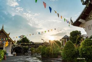 Stopping by a Chiangmai temple near sunset. (Photo by Michelle Wu)