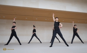 Dancers, from left: Shawn Ren, Antony Kuo, Bill Hsiung, Teo Yin (hiding), and Jun Liang.

(Photo by Ben Chen)