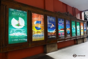 Shen Yun přijíždí do Capitol Theater v Sydeny, kde nalézá minulé i současné plakáty Shen Yun. (Foto: Jeff Chuang)