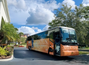 Náš autobus mezitím odváží naši North America Touring Comapny z Jacksonvillu na Floridě do další destinace.