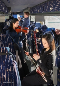 Zatímco si tanečníci venku protahují nohy, naši hudebníci využijí příležitosti a cvičí v autobuse.