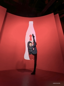 Vybranou destinací je svět Coca-Coly v Atlantě v Georgii! Toto oblíbené místo je prostorem, kde probublává historie společnosti Coca-Cola a kde je představena i její cesta napříč světem. Je to dokonalá kombinace vzdělávání a osvěžení pro den volna.