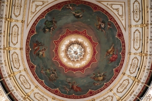 V italské Parmě vystoupil Shen Yun v historickém divadle Teatro Regio přímo pod mistrovským dílem, jímž je strop, který v roce 1829 namaloval Giovan Battista Borghesi. Tento umělecký zázrak obklopuje lustr vážící úctyhodných 2 400 kilogramů a při každému představení slouží jako úchvatná kulisa.