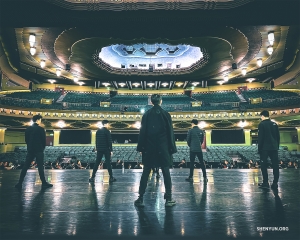 Za chvíli začínáme – umělci se připravují na jevišti i v orchestřišti londýnského Eventim Apollo.