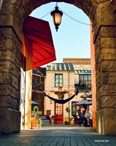 Světla, kamera, akce! V Universal Studios v Hollywoodu předvádí tanečník skok s roznožkou, který by se hodil rovnou na filmové plátno.