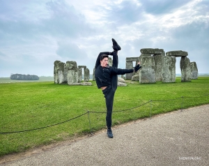 Na pozadí tajemných struktur Stonehenge předvádí tanečník Jesse Browde techniku zvanou cháo tiān dēng, což doslova znamená „krok k nebi“.