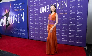 Prvn&iacute; s&oacute;listka Angela Lin m&aacute; na sobě &scaron;aty inspirovan&eacute; dynasti&iacute; Tang, kter&eacute; navrhl uměleck&yacute; ředitel souboru Shen Yun D.F.