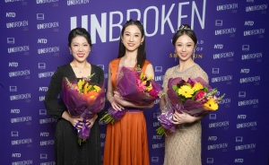 (Zleva doprava) Violistka orchestru Shen Yun Rachel Chen, prvn&iacute; s&oacute;listka souboru Shen Yun Angela Lin a b&yacute;val&aacute; tanečnice souboru Shen Yun Alison Chen.