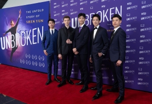 Tanečn&iacute;ci souboru Shen Yun Performing Arts se 24. března 2026 z&uacute;častnili světov&eacute; premi&eacute;ry filmu &bdquo;UNBROKEN: Nezn&aacute;m&yacute; př&iacute;běh Shen Yun&ldquo; v kině AMC Lincoln Square v New Yorku.