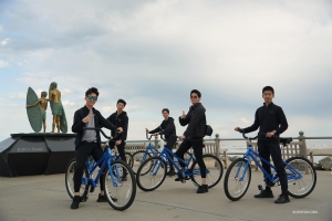 Projížďka na kole na promenádě podél Virginia Beach nabízí další zajímavosti...