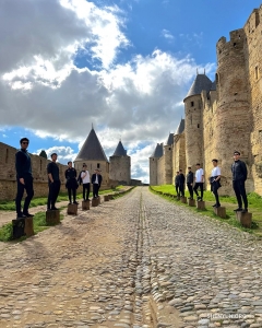 Tanečníci stojí na stráži u Cité de Carcassonne, středověké pevnosti a památky zapsané na seznamu světového dědictví UNESCO ve francouzském městě Carcassonne.