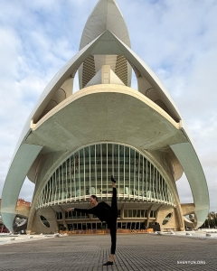 Ve španělské Valencii oslavuje tanečnice úvodní představení souboru Shen Yun v Palau de les Arts Reina Sofia.
